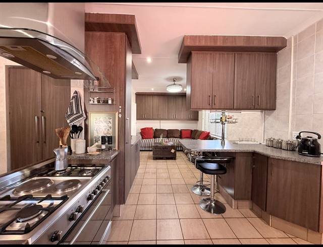 4 BEDROOM HOUSE FOR SALE IN SCHUINSHOOGTE
